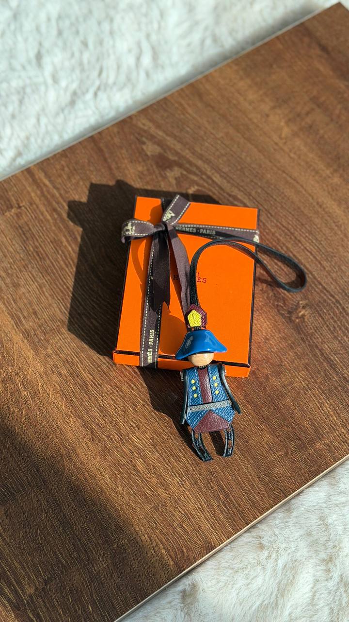 Hermes 🐎 
➡️ *Orginal* 
       *full handmade original leather*
*Artificier charm*

*320 dhs🪙* with Original *Box and Bag*🎁

Zain280
♥️♥️♥️