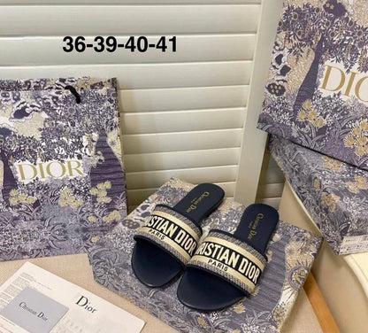 DIOR SLIPPER
GOOD QUALITY
75 dhs💓

Zain40
♥️♥️♥️