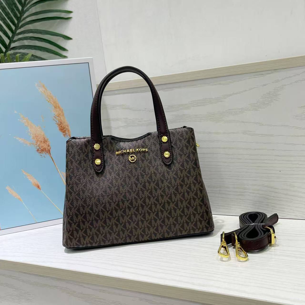Celine - MK
90 dhs🪙🌨️

With box
🎁🎁🎁

Zain35
♥️♥️♥️