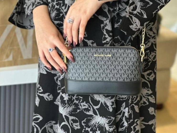 Chanel

90 dhs🇦🇪🇦🇪

with box

size  20cm
Zain26
♥️♥️♥️