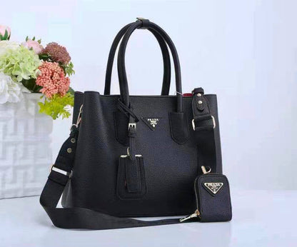 PRADA 

NEW CAME 

GOOD QUALITY 

120 dhs🇦🇪🇦🇪
Zain295
♥️♥️♥️