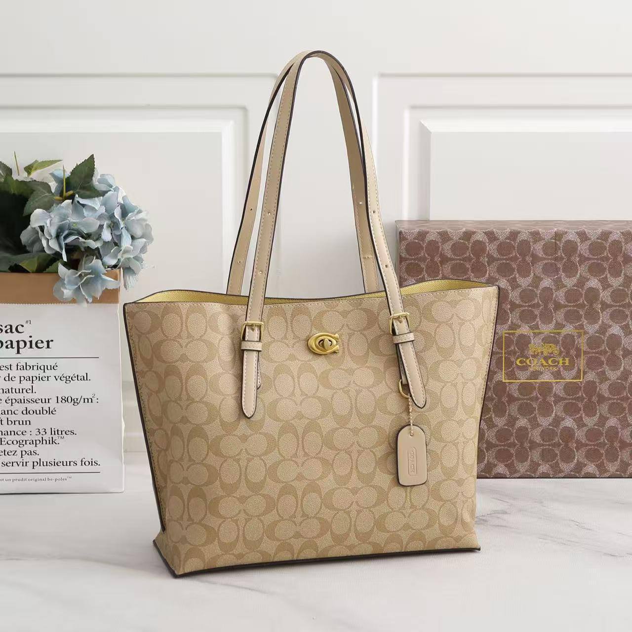 Coach
115 dhs✅
Size34x27x20cm

Zain161
♥️♥️♥️