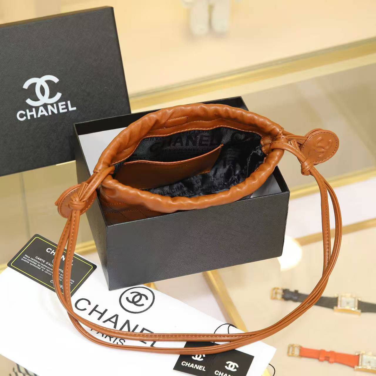 Chanel ᴘᴏᴜᴄʜ ʙᴀɢ
ǫᴜɪʟᴛᴇᴅ sᴏғᴛ ʟᴇᴀᴛʜᴇʀ
ᴅʀᴀᴡsᴛʀɪɴɢ ᴄʟᴏsᴜʀᴇ
ᴀᴅᴊᴜsᴛᴀʙʟᴇ ʙᴇʟᴛ sᴛʀᴀᴘ
ɢᴏʟᴅ ʜᴀʀᴅᴡᴀʀᴇ
sɪᴢᴇ: 22 cm
ᴡɪᴛʜ BOX
🎁🎁🎁

90 dhs✅

Zain31
♥️♥️♥️