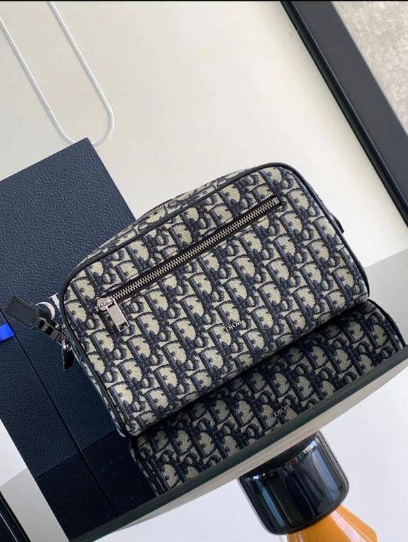Dior Toilettery Bag 
Super Master
175 dhs🇦🇪🇦🇪

Zain33
♥️♥️♥️