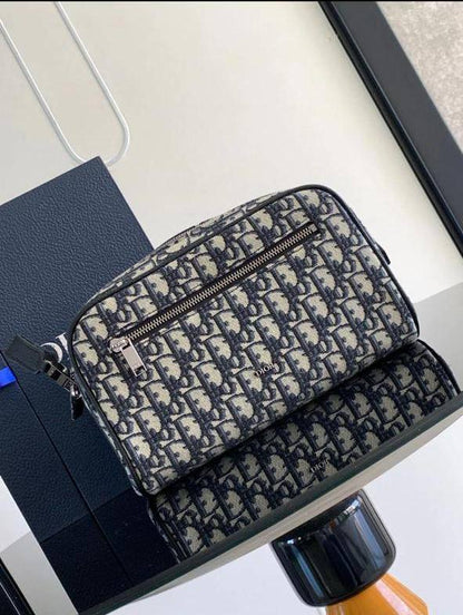 Dior Toilettery Bag 
Super Master
175 dhs🇦🇪🇦🇪

Zain33
♥️♥️♥️
