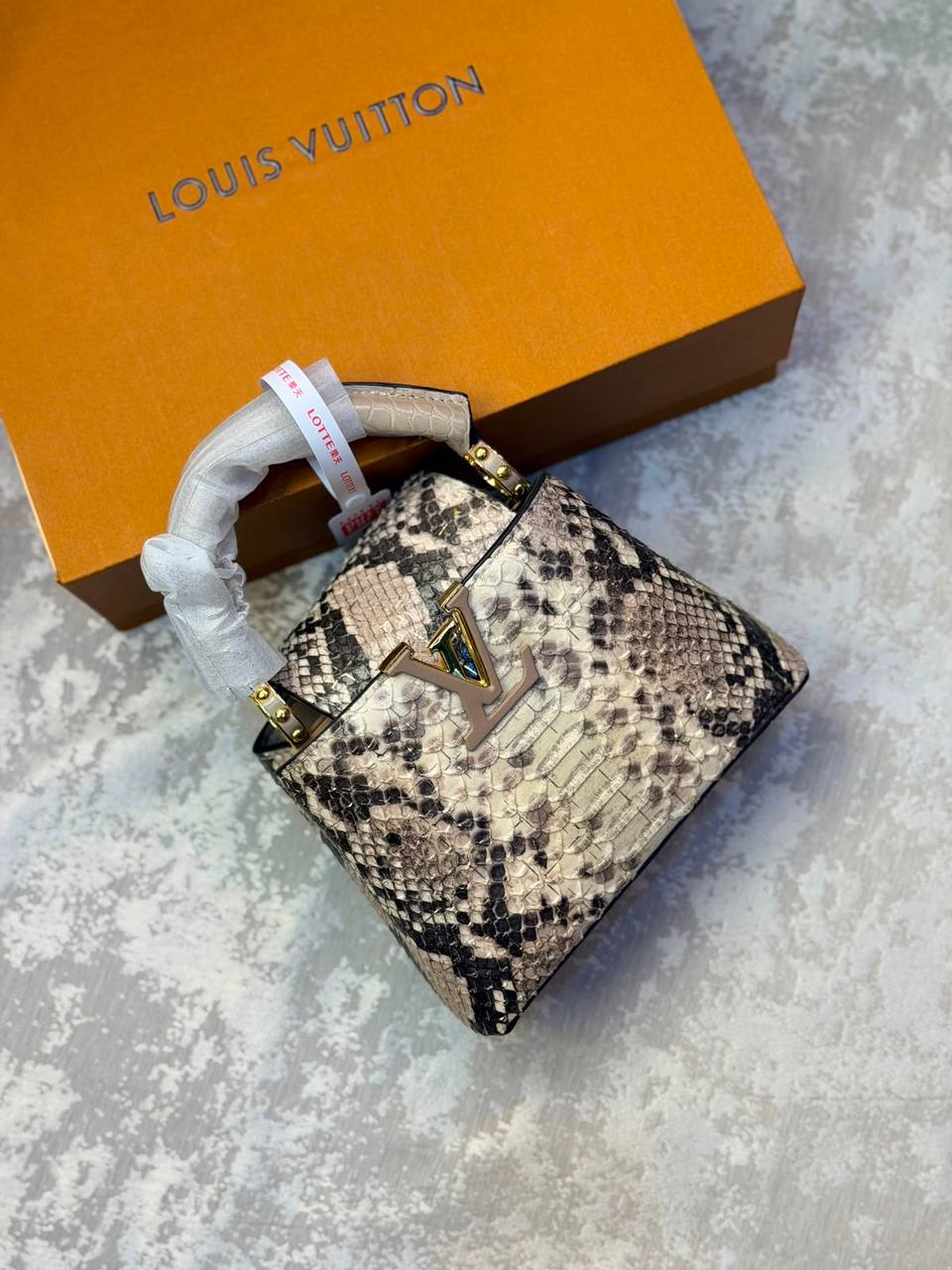 LV
High quality
330 dhs🇦🇪🇦🇪
Size 21cm

Zain175
♥️♥️♥️