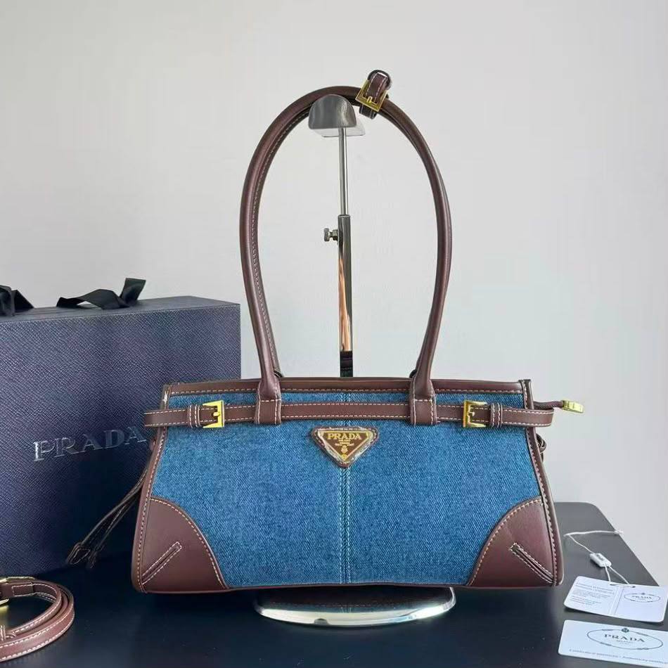 PRADA COPY ONE NEW CAME  BIG SIZE 
220 dhs🇦🇪🇦🇪

Zain295
♥️♥️♥️