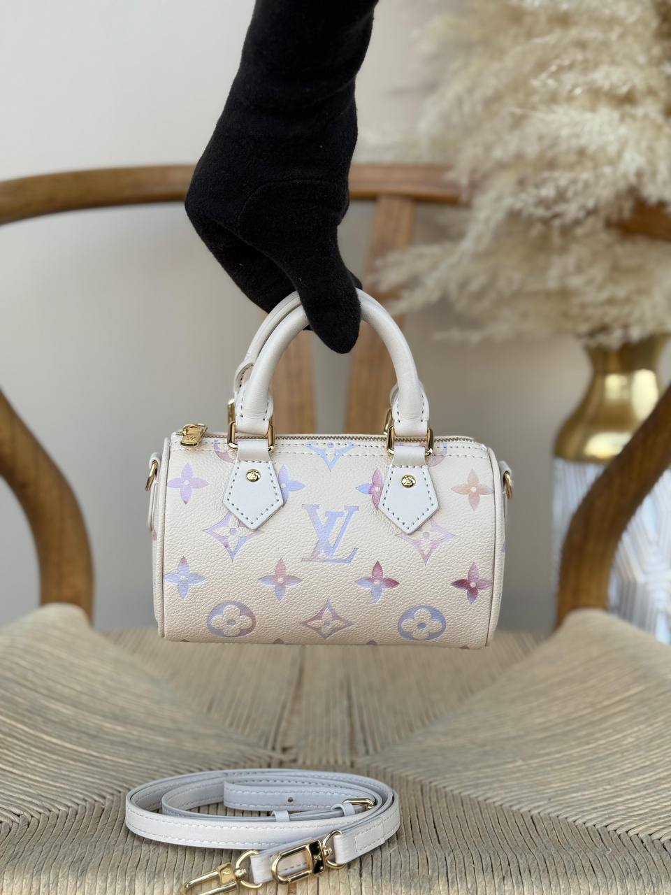 Available again✨✨✨
LV
16cm
320 dhs💓
Top quality 
With box🎁

Zain167
♥️♥️♥️