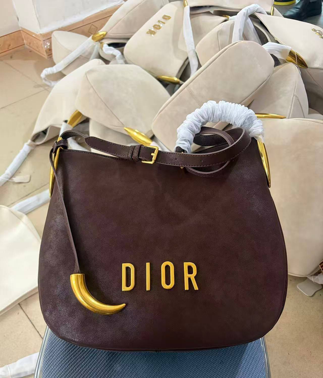 Dior 
Good Quality 
110 dhs❤️

Zain250
♥️♥️♥️
