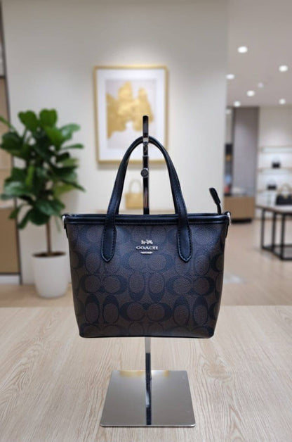 COACH
16*9*15.5cm
85 dhs🪙

with box
🎁🎁🎁

Zain44
Zain254
♥️♥️♥️