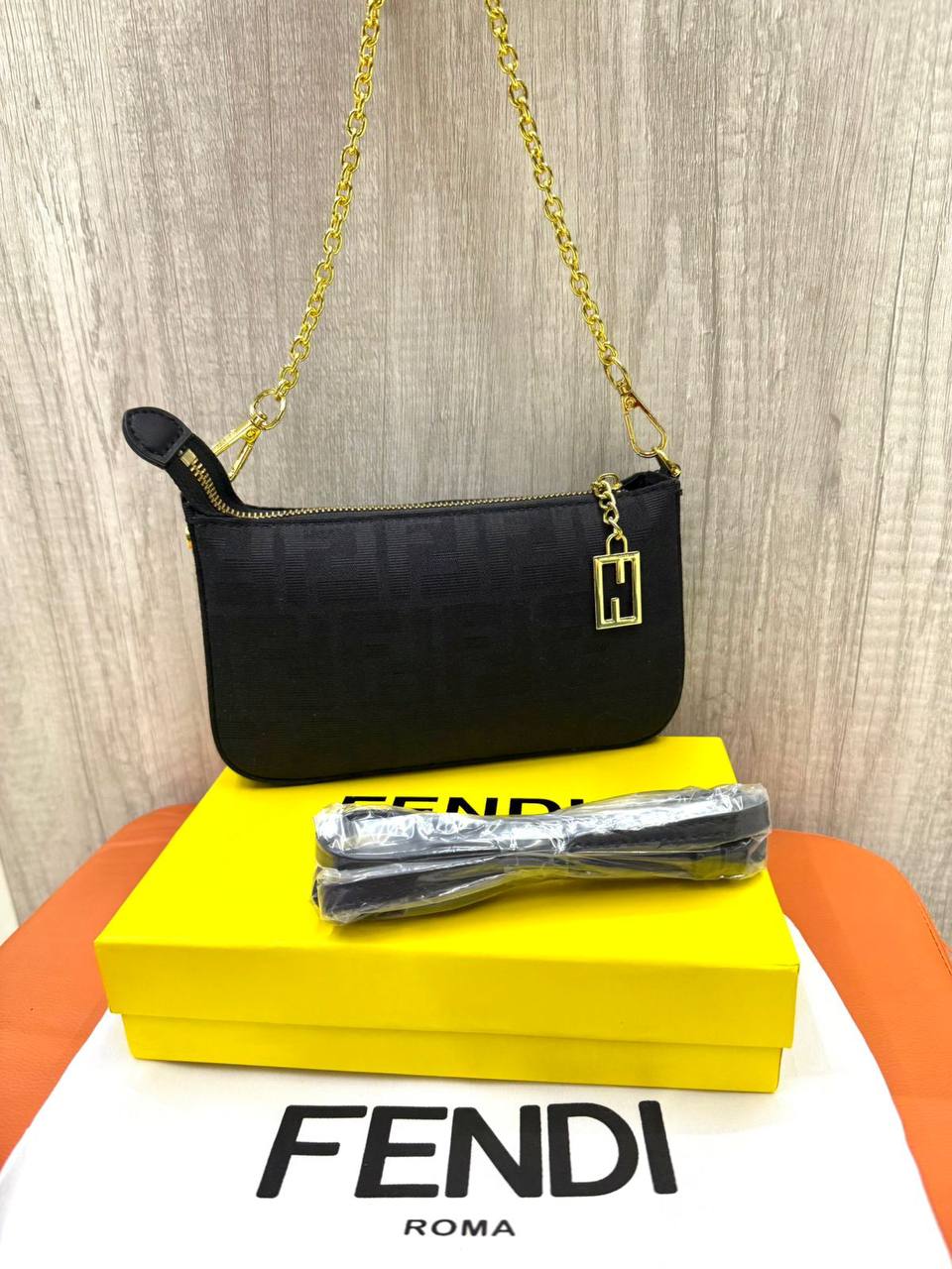 FENDI

Size :    21CM

85 dhs🪙💕
withbox
🎁🎁🎁

Zain04
♥️♥️♥️