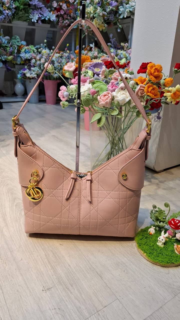 DIOR
27cm
110 dhs🪙🌨️

Zain44
♥️♥️♥️