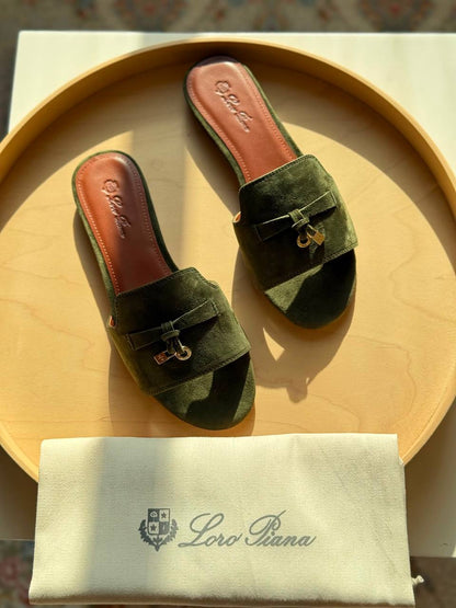 Loro piana
Master quality 
Size: 36 to 41
450 dhs✅

Zain318
♥️♥️♥️