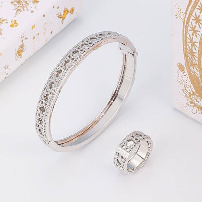 Dior ❤️‍🔥*
Bangle ✨
Ring 💍 size available 👇
6,7,8,9
Master quality 💯
With normal boxes 📦 
140 dhs✅
With master box 🗃️ 
150 dhs✅

Zain216
♥️♥️♥️