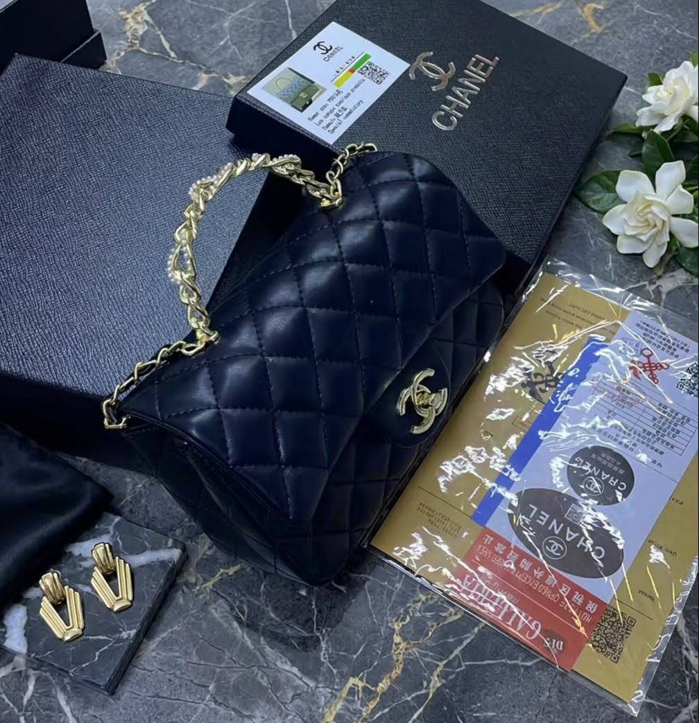 Chanel

20cm 

90 dhs with box

Zain72
♥️♥️♥️