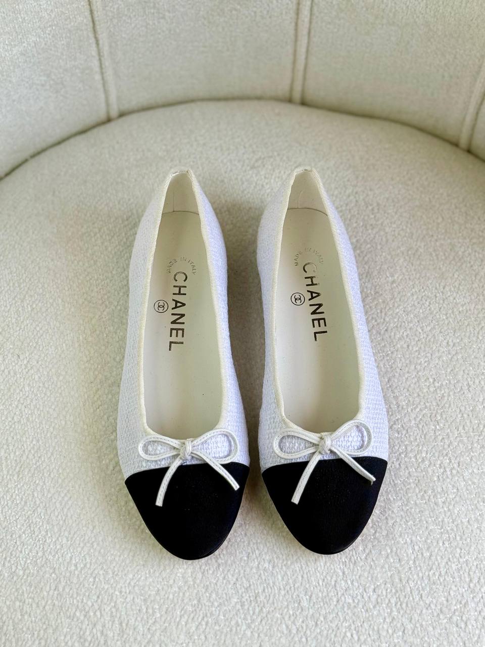Chanel
Super *AAA* *+* Quality 💯 
With original packing🎁🎁
SIZE:36and42
450 dhs🖤

Zain309
♥️♥️♥️