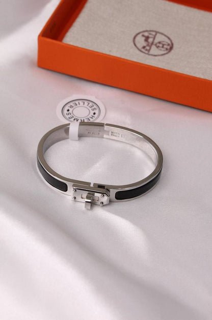 *HERMES*  🧡🐎
    *  ⬆️MINI CLIC KELLY BRACELET
* ⁠↗️ *Super Master Quality* ®️
* ⁠Gold Plated
* ⁠Size 17cm
*125 dhs👑* with *Normal* Box & Bag
*145 dhs👑* with *Orignal* Packaging 🎁

Zain209
♥️♥️♥️