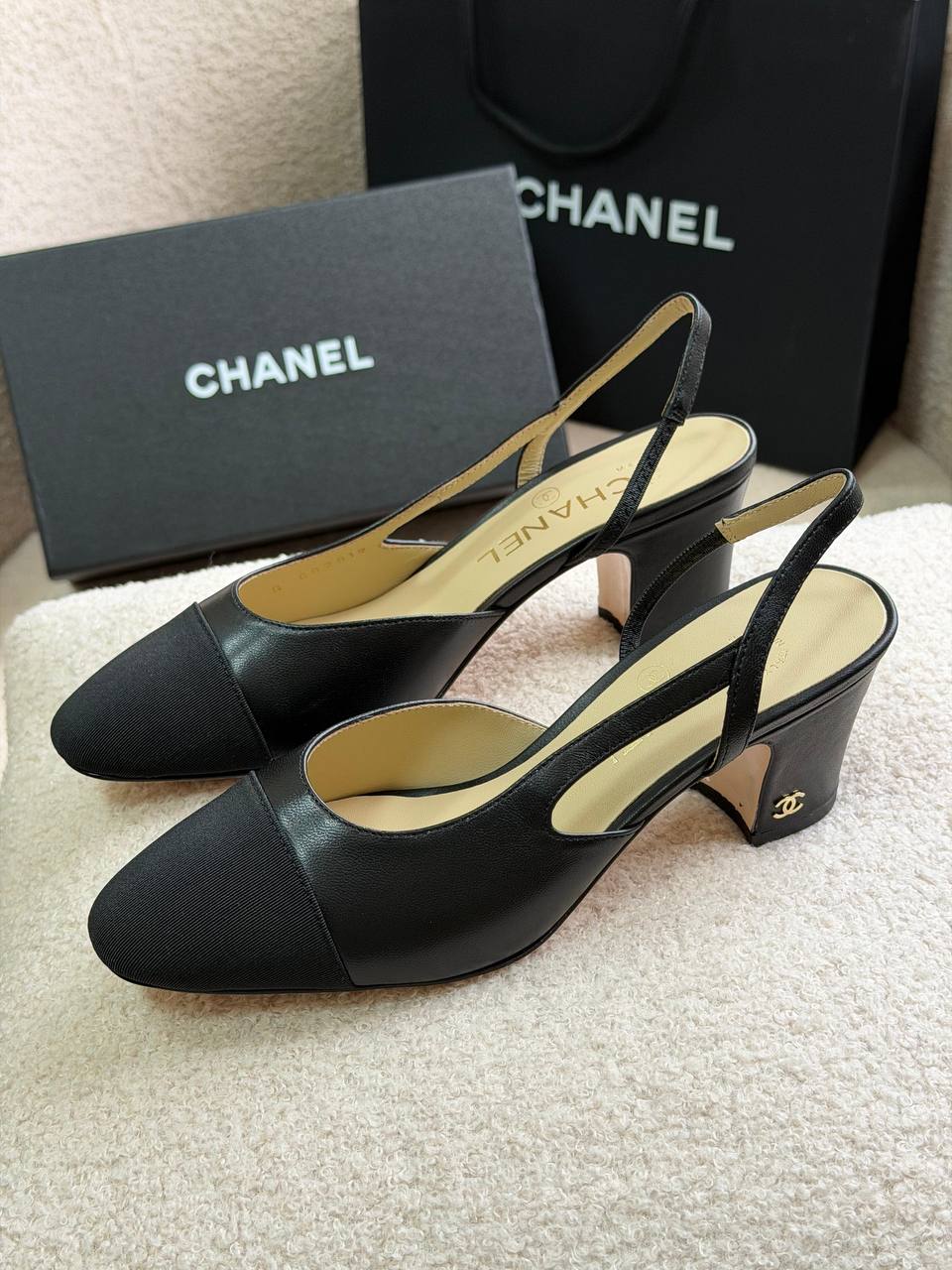 Chanel
𝑨𝑨𝑨 𝑸𝒖𝒂𝒍𝒊𝒕𝒚
𝑺𝒊𝒛𝒆 𝟑𝟔 𝒕𝒐 𝟒2 — 
450 dhs✅

Zain81
♥️♥️♥️