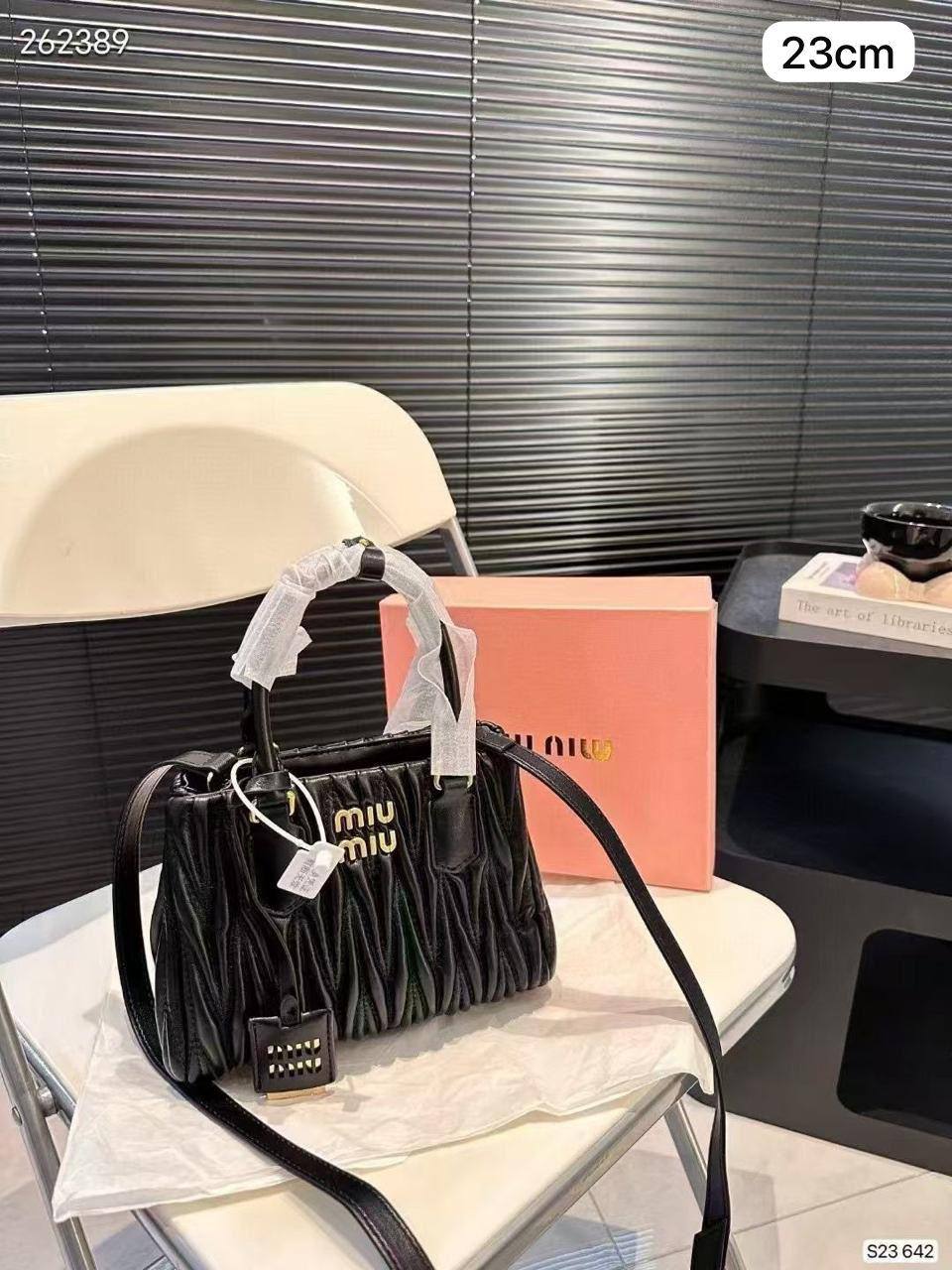 🎉 Offer 🎊  Miumiu Fashion
Good quality +🎁
Size : 23 ~ 19 * 13  cm
70 dhs🪙🖤
with box🎁
Limit Stock

Zain115
♥️♥️♥️