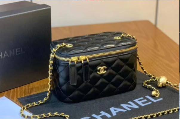 CHANEL  
GOOD QUALITY 
WITH BOX 
100 dhs💓

Zain295
♥️♥️♥️