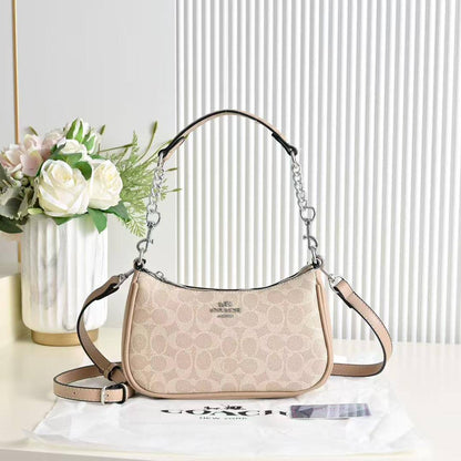 Coach
80 dhs✅
size 24×7×14cm

Zain42
♥️♥️♥️