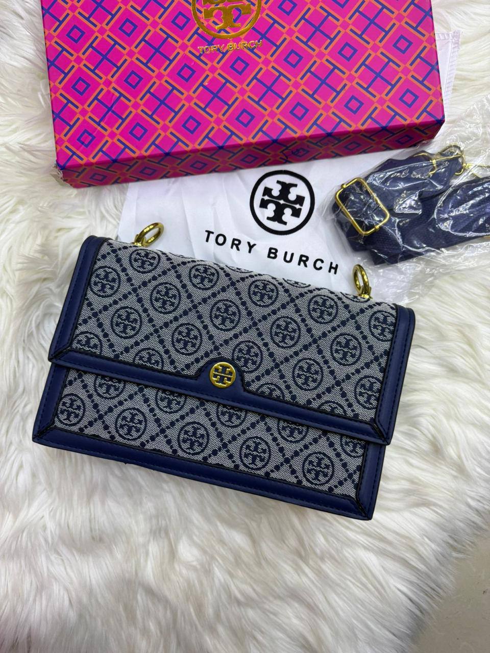 Tory Burch 
1️⃣ Finish Quality +🎁

Size: 28 * 19 cm
80 dhs🪙🌨️

with box 
🎁🎁🎁

Zain115
♥️♥️♥️
