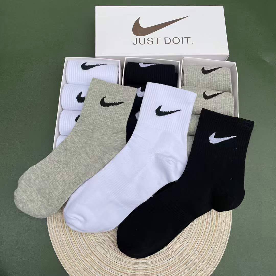 NEW CAME 
LONG SOCKS 
35 dhs🪙🌨️
IN ONE BOX 5 PAIRS

Zain40
♥️♥️♥️