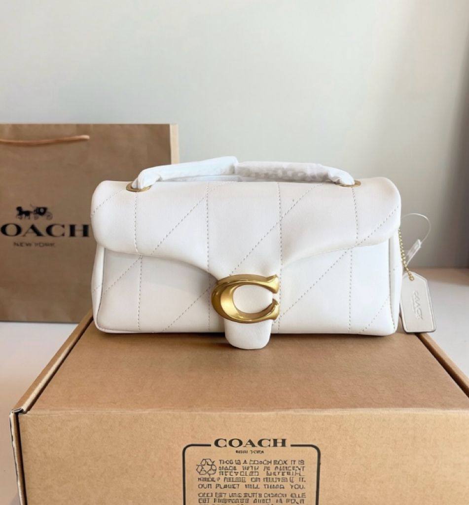 COACH 
NEW CAME HIGH QUALITY 
WITH BOX 
🎁🎁🎁

120 dhs💓
Size:26cm

Zain39
♥️♥️♥️