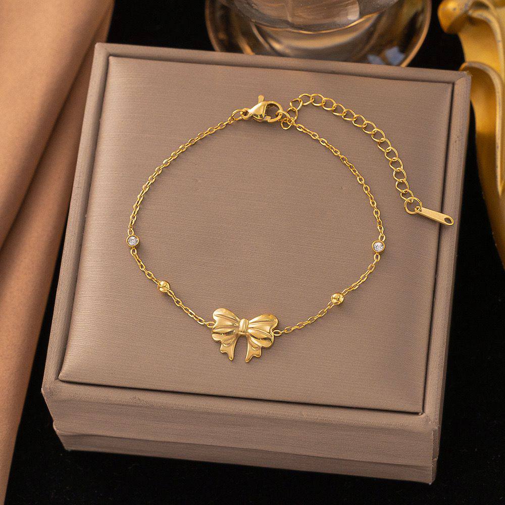 New arrival stainless steel with 18k gold plated Non tarnish  bracelet 
20 dhs🪙🖤 

Zain243
♥️♥️♥️