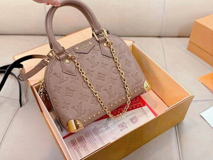 LV
 COPY ONE 
 WITH BOX 
180 dhs✅

Zain295
♥️♥️♥️