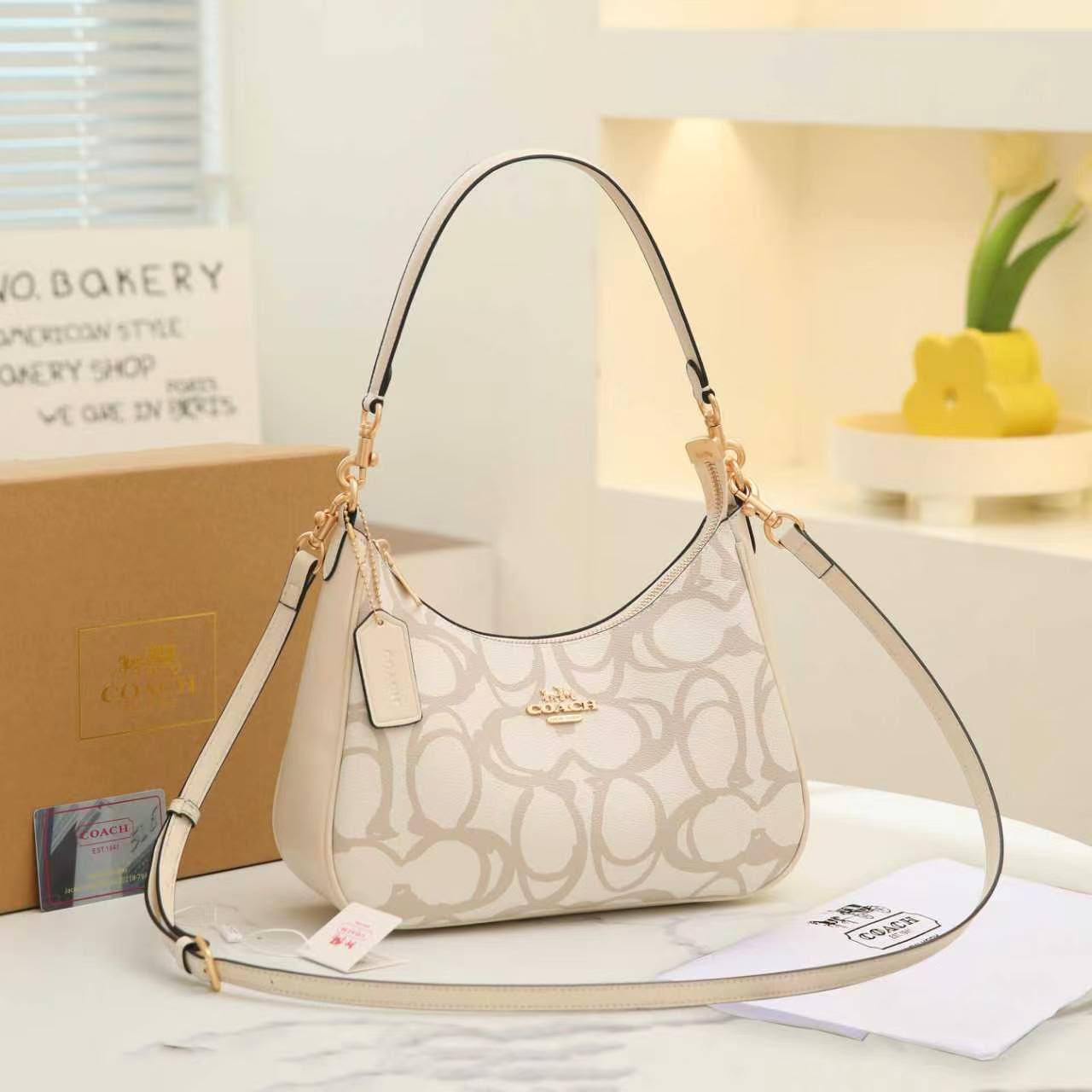COACH 
HIGH QUALITY 
WITH BOX 
120 dhs🇦🇪🇦🇪

Zain39
♥️♥️♥️