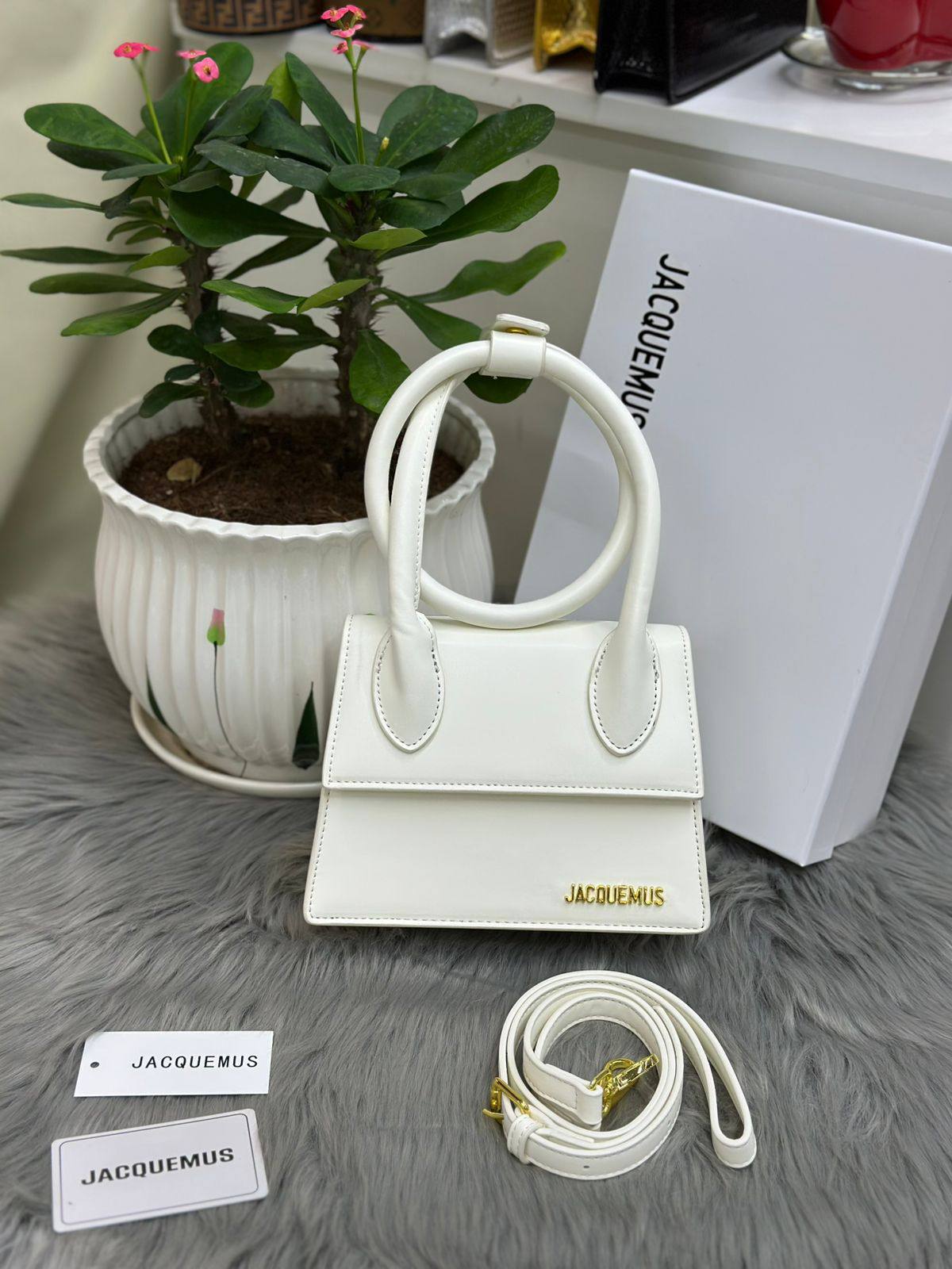 JACQUEMUS
SIZE  ………19CM 🥰
95 dhs❣️
with BOX🌷

Zain51
♥️♥️♥️