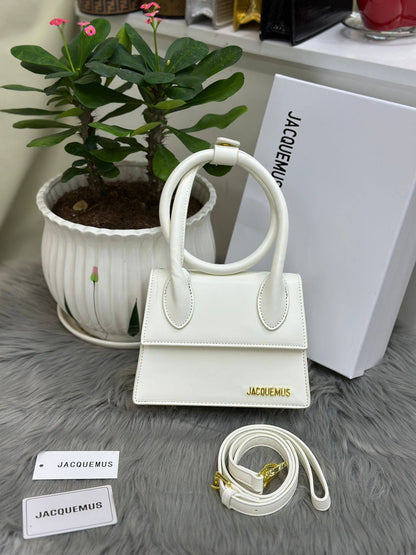 JACQUEMUS
SIZE  ………19CM 🥰
95 dhs❣️
with BOX🌷

Zain51
♥️♥️♥️