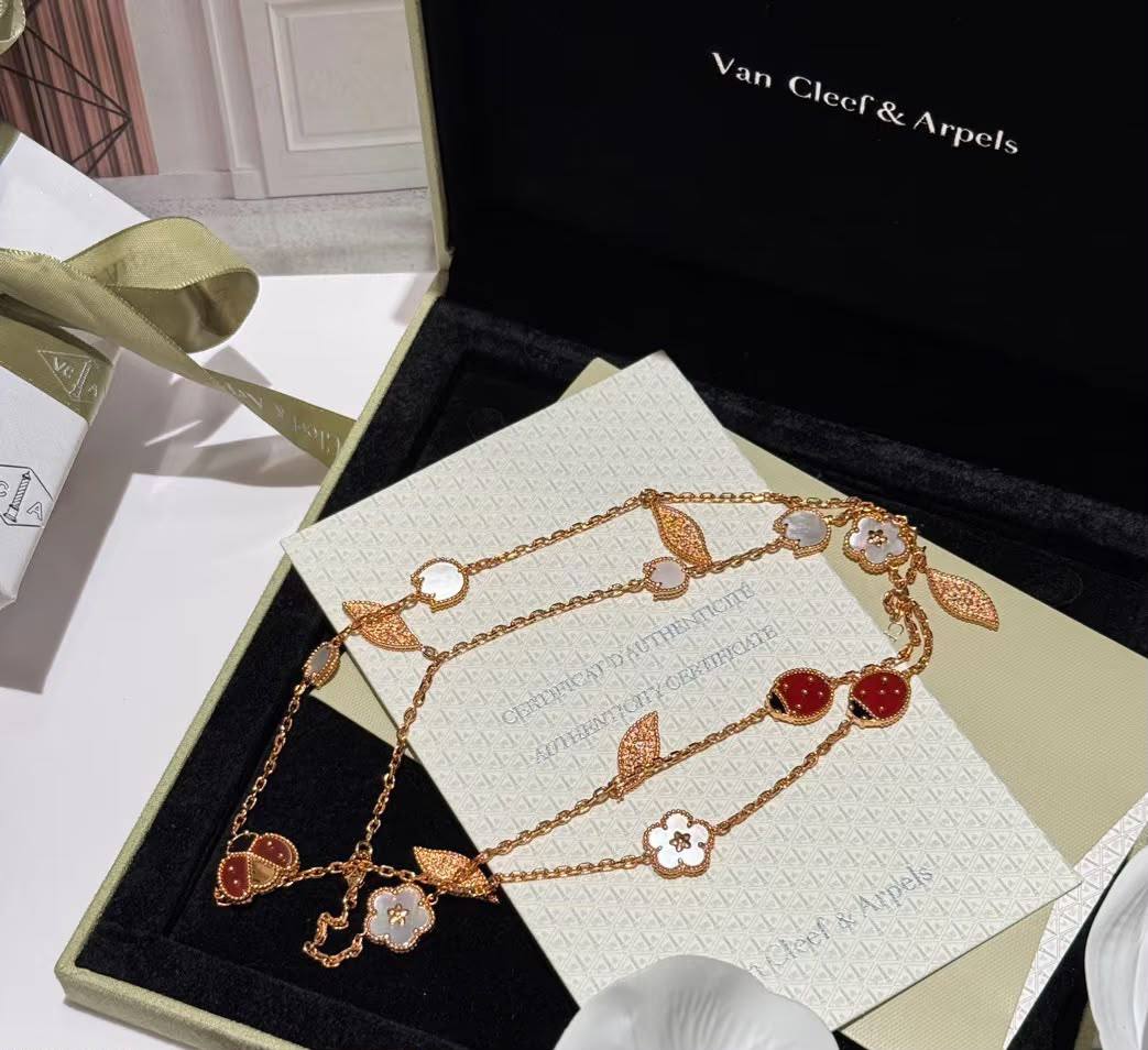 VCA

Full set 🍁
Master

With normal box🎁
315 dhs🇦🇪🇦🇪

With master box 🎁
360 dhs🇦🇪🇦🇪

Zain263
♥️♥️♥️