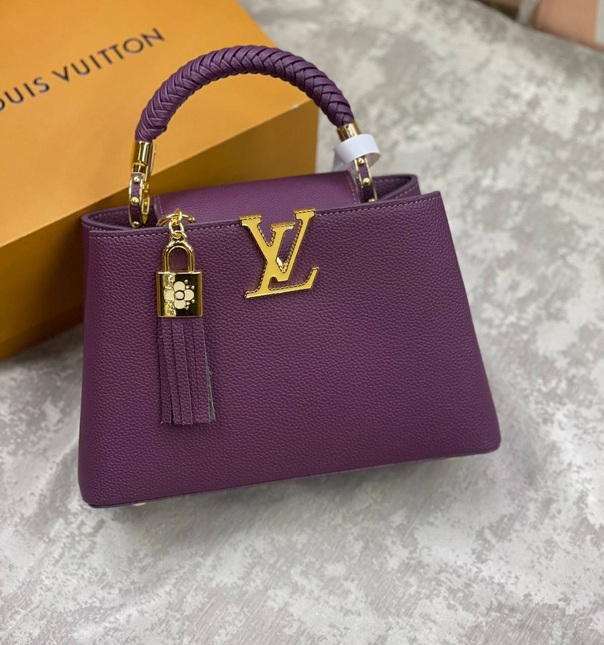 LV
high quality 
with box 
Small. Size.  260 dhs✅
Big.  Size.  270 dhs✅

Zain175
♥️♥️♥️