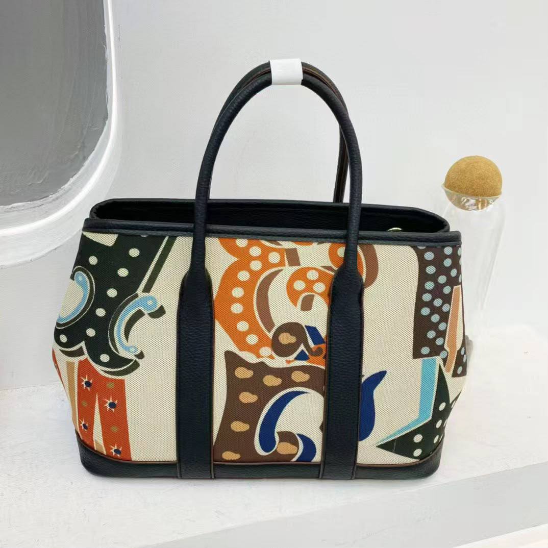 ETRO


120 dhs🇦🇪🇦🇪🇦🇪

size 38cm

Zain161
♥️♥️♥️