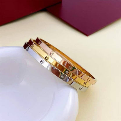 Cartier Bangle
55 dhs🪙💕 
Each with Box And Paper Bag
🎁🎁🎁

Zain89
♥️♥️♥️