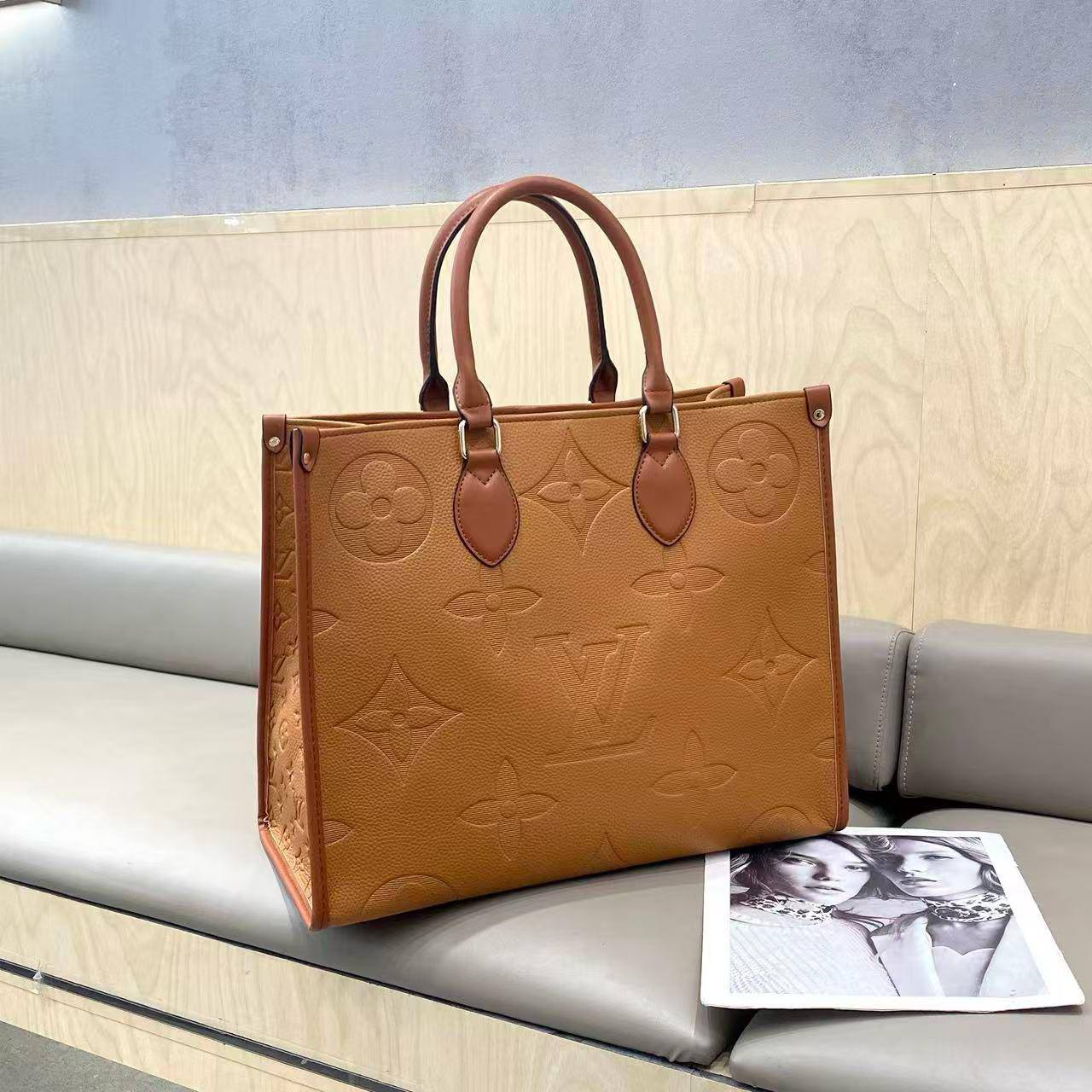 LV
110 dhs✅
Size27cm

Zain161
♥️♥️♥️