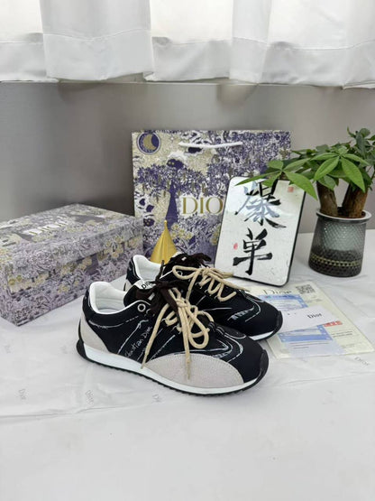 DIOR SHOES 
GOOD QUALITY 
140 dhs🪙🌺
Size 36 TO 41

Zain40
♥️♥️♥️