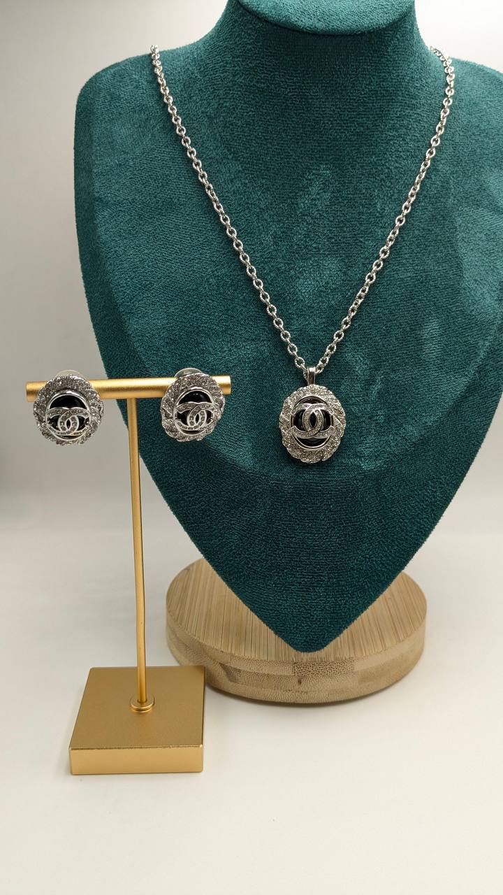 Chanel
*Master Quality* 
*Necklace & Earrings*
140 dhs💓 with Normal Box 🎁
150 dhs💓 with Good Box 🎁
180 dhs💓 with Master Box 🎁

Zain210
♥️♥️♥️