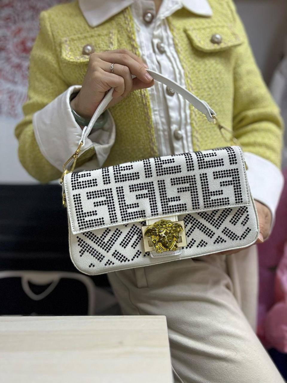 Valentino / Prada / Fendi
1⃣️First quality 

Size : 26 *19 cm

85 dhs✅

with 🖤 box🎁

Zain115
♥️♥️♥️