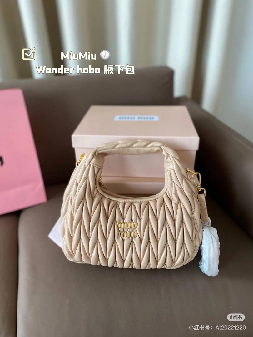 Miu Miu
90 dhs✅

with box。
🎁🎁🎁

22cm

Zain26
♥️♥️♥️