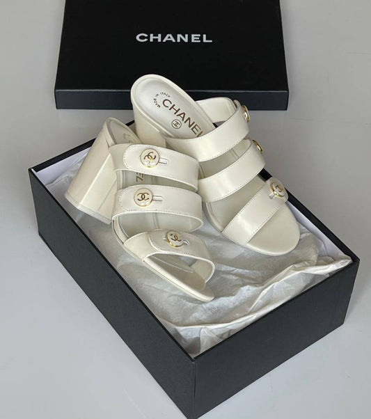 CHANEL 
SuperMaster Quality 💯
450 dhs❣️
Size: 36-41💥

Zain171
♥️♥️♥️