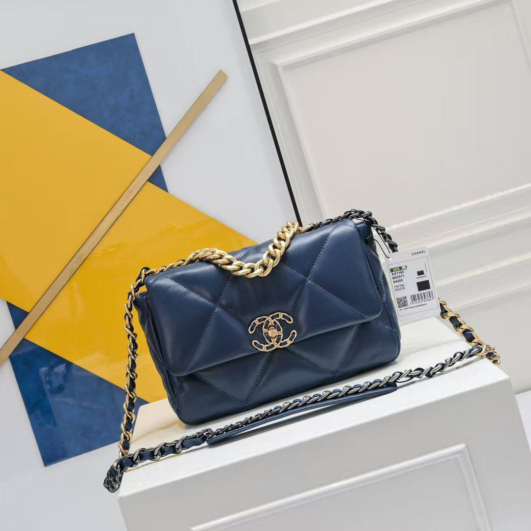 New arrival 
Chanel🙋🏻🙋🏻🌹🌹
Master
26cm 💕💕
420 dhs🪙💕

Zain228
♥️♥️♥️