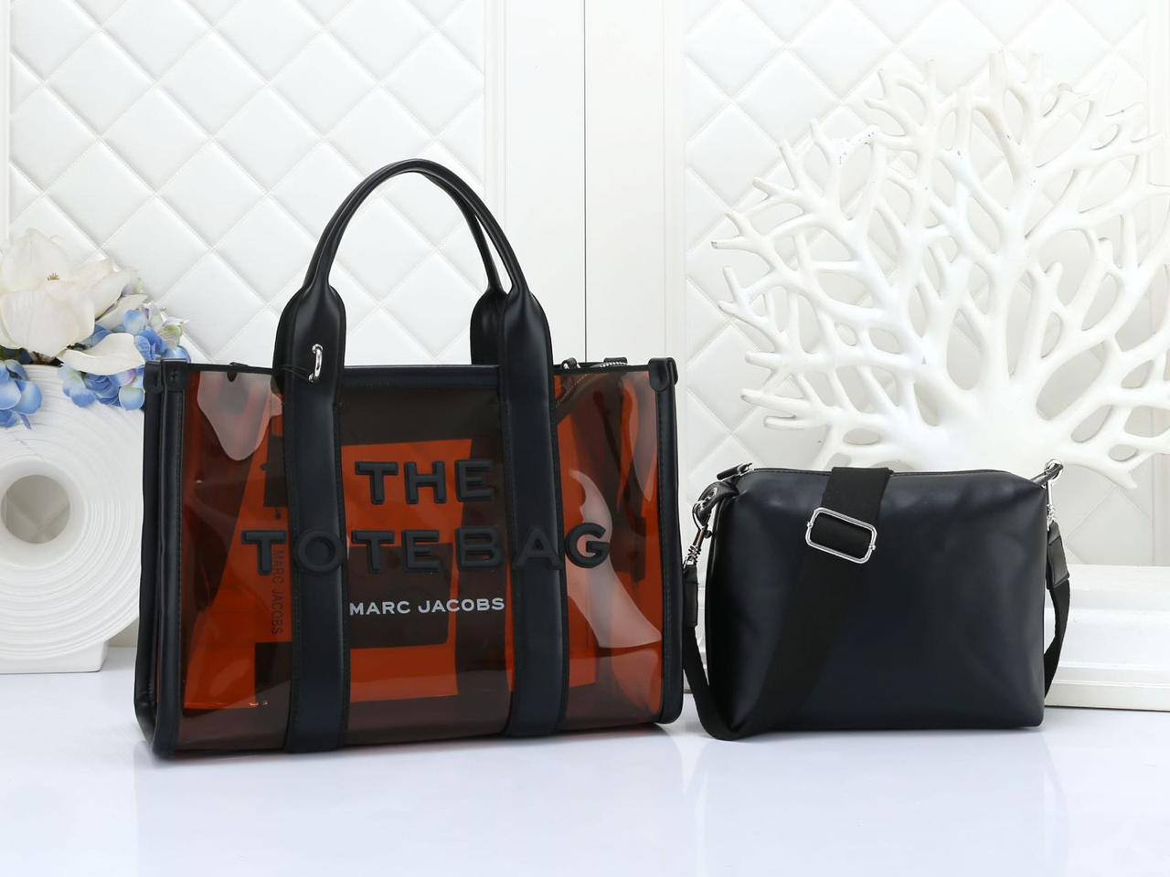 MARC JACOBS
 THE TOTE BAG  
GOOD QUALITY
110 dhs✅

Zain17
♥️♥️♥️