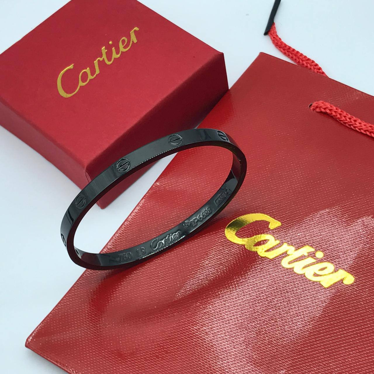 Bangel Cartier 

60 dhs💓

with Box and paper bag
🎁🎁🎁

Zain33
♥️♥️♥️