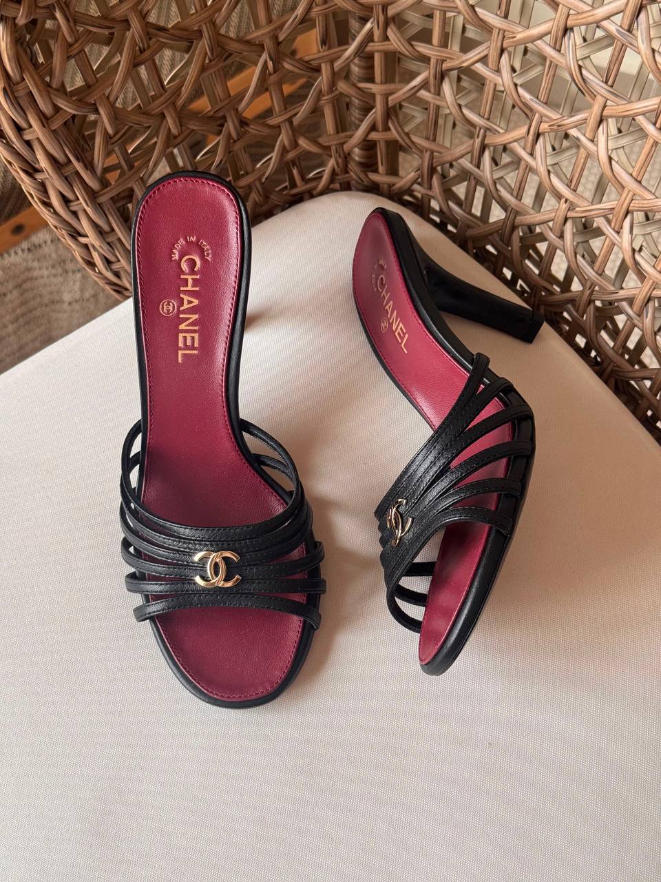 CHANEL 
✨ New Collection
👠 36–41
💎 Premium Quality
🔥 Super Master
450 dhs✅

Zain198
♥️♥️♥️
