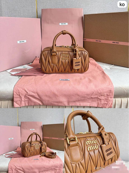 🌸 Miumiu long
1⃣️ First quality +🎁
Size : 22 * 10.5 * 7.5 cm
85 dhs🇦🇪
with box🎁

Zain115
♥️♥️♥️