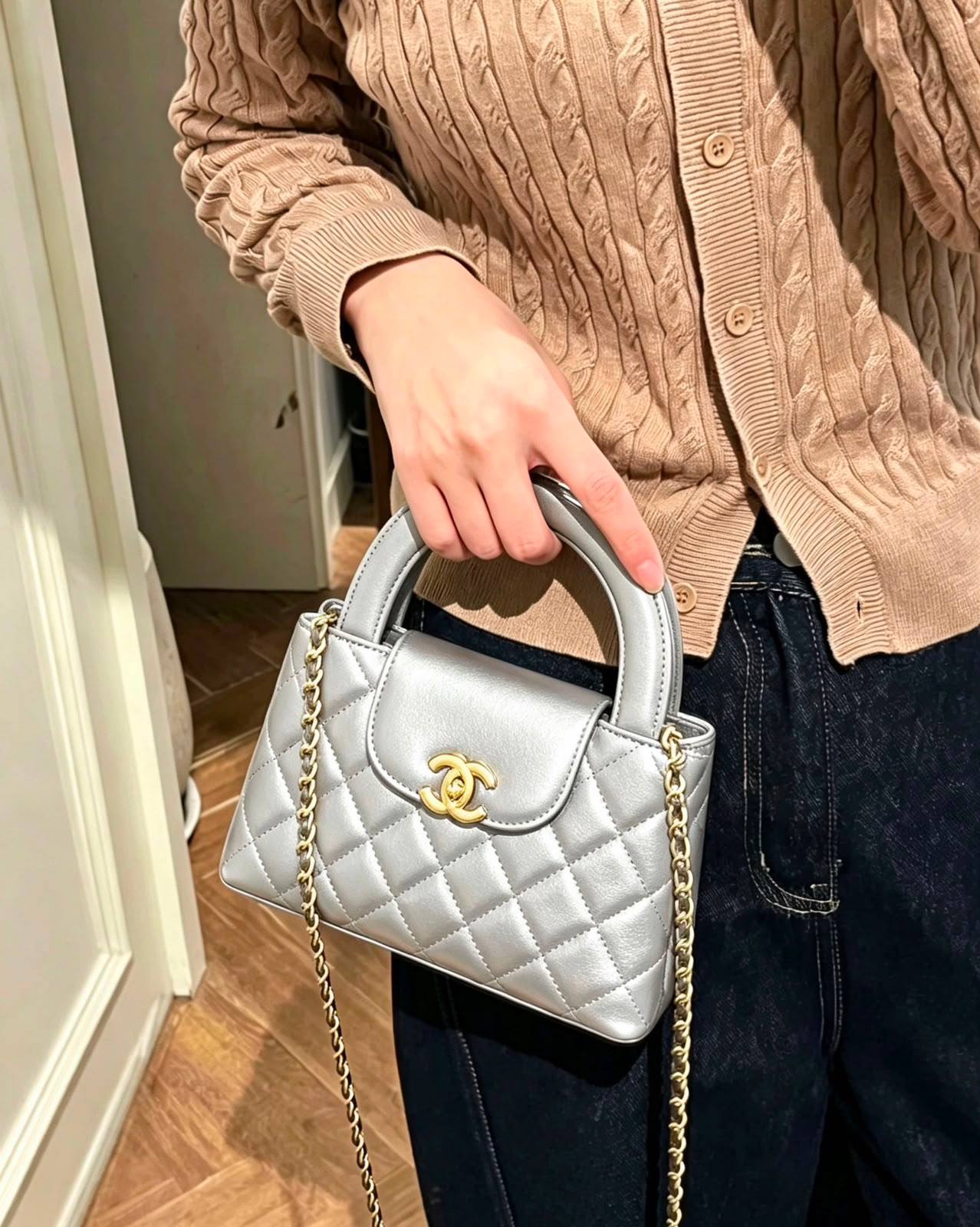 Chanel
100 dhs✅
Size：19cm
good quality with box

Zain35
♥️♥️♥️