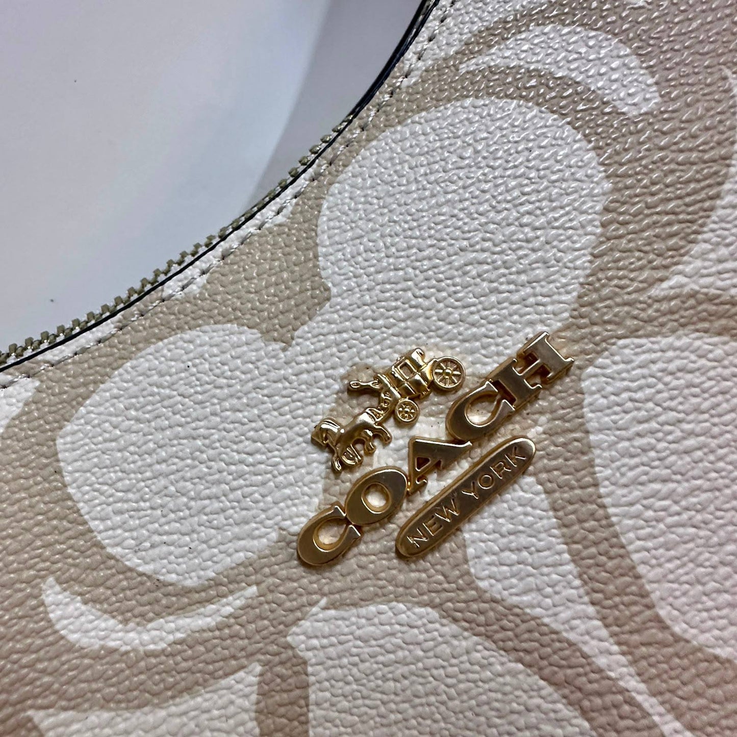 COACH 
HIGH QUALITY 
WITH BOX 
120 dhs🇦🇪🇦🇪

Zain39
♥️♥️♥️